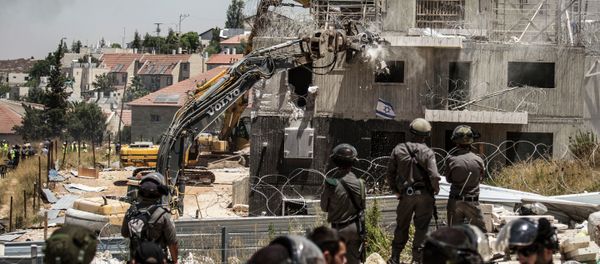 Israeli officers from the Border Patrol watch over the demolition of a building at the Jewish settlement of Beit El, near the West Bank town of Ramallah, Wednesday, July 29, 2015. Israeli officers from the Border Patrol watch over the demolition of a building at the Jewish settlement of Beit El, near the West Bank town of Ramallah, Wednesday, July 29, 2015. - Sputnik International