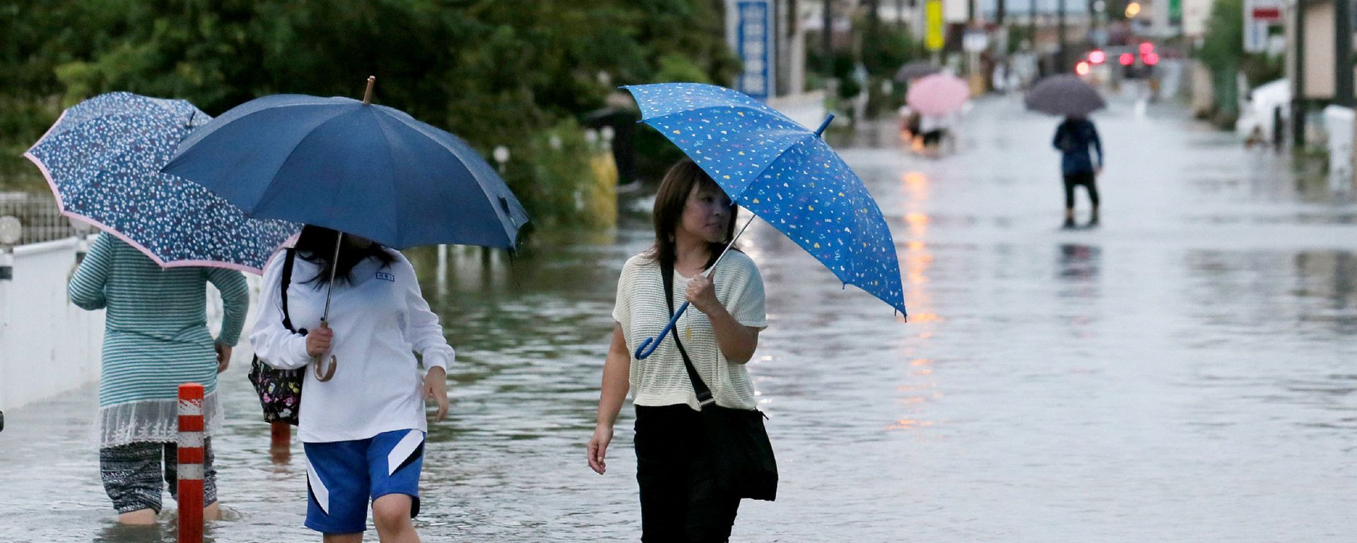Pedestrians wade through flood waters on a road following torrential rains brought on by Typhoon Etau in Hamamatsu, Shizuoka prefecture, central Japan on September 8, 2015 Pedestrians wade through flood waters on a road following torrential rains brought on by Typhoon Etau in Hamamatsu, Shizuoka prefecture, central Japan on September 8, 2015 - Sputnik International, 1920, 22.09.2024