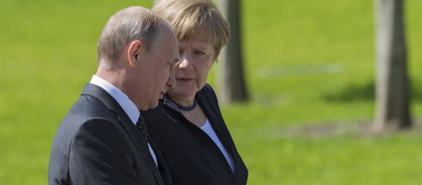 Vladimir Putin and German Chancellor Angela Merkel lay flowers at Tomb of the Unknown Soldier - Sputnik International