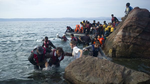 Refugees and migrants arrive on a beach on the Greek island of Lesbos, September 9, 2015. Refugees and migrants arrive on a beach on the Greek island of Lesbos, September 9, 2015. - Sputnik International