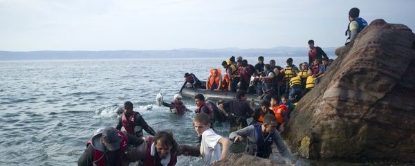 Refugees and migrants arrive on a beach on the Greek island of Lesbos, September 9, 2015. Refugees and migrants arrive on a beach on the Greek island of Lesbos, September 9, 2015. - Sputnik International