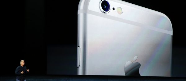 Phil Schiller, of Apple, talks about the the new iPhone 6s and iPhone 6s Plus during the Apple event in San Francisco. Phil Schiller, of Apple, talks about the the new iPhone 6s and iPhone 6s Plus during the Apple event in San Francisco. - Sputnik International