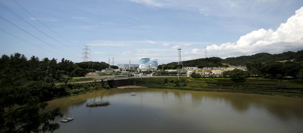 No.1 (L) and No.2 reactor buildings are pictured at Kyushu Electric Power's Sendai nuclear power station in Satsumasendai, Kagoshima prefecture, Japan, July 8, 2015. - Sputnik International
