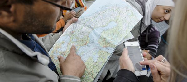 A migrant checks a map of Sweden after arriving at Malmo train station in Sweden September 10, 2015. A migrant checks a map of Sweden after arriving at Malmo train station in Sweden September 10, 2015. - Sputnik International