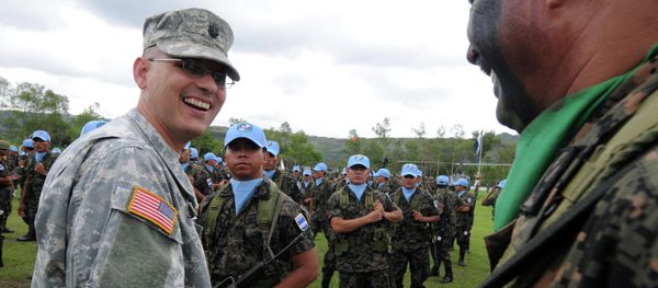 An unidentified US military (L) says goodbye to a Honduran soldier. - Sputnik International