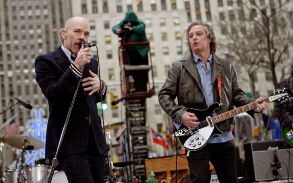 Michael Stipe, left, Peter Buck, right, and R.E.M. perform on NBC's Today in New York's Rockefeller Plaza. - Sputnik International