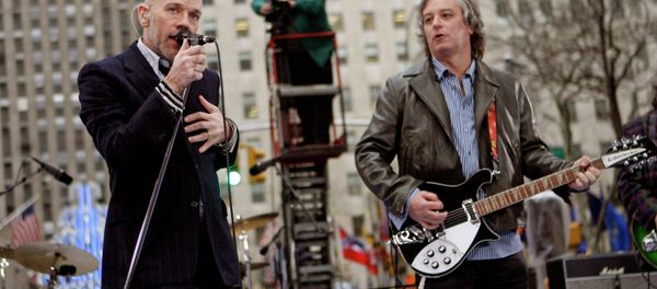 Michael Stipe, left, Peter Buck, right, and R.E.M. perform on NBC's Today in New York's Rockefeller Plaza - Sputnik International