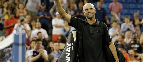 James Blake waves to fans as he leaves the court after being defeated by Ivo Karlovic, of Croatia, in a first round match at the U.S. Open tennis tournament Thursday, Aug. 29, 2013, in New York. - Sputnik International