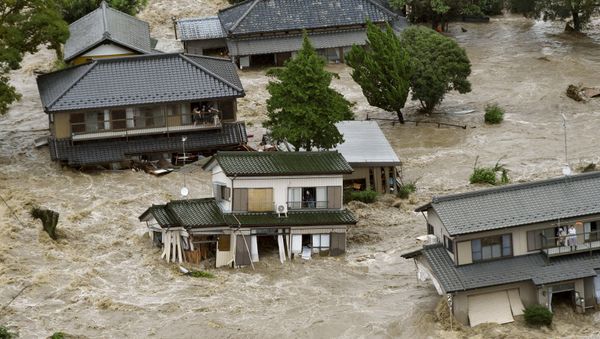 People wait to be rescued as floodwaters caused by Typhoon Etau engulf their homes. - Sputnik International