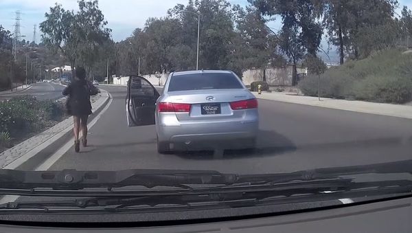 Woman Jumps Out of Moving Car - Sputnik International