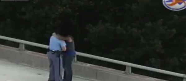 North Carolina police officer talks man off Bridge. North Carolina police officer talks man off Bridge. - Sputnik International