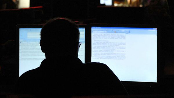 Unidentifiable man on a computer - Sputnik International