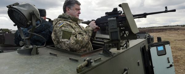 Ukrainian President Petro Poroshenko examines a British-made Saxon armored personnel carrier with a Ukrainian weapon system while visiting a military base outside Kiev on April 4, 2015 - Sputnik International
