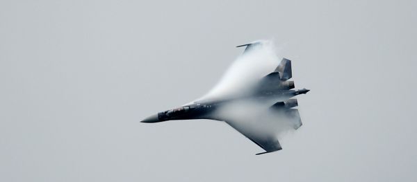 A Russian Sukhoi SU-35 performs at Le Bourget airport, near Paris, on June 22, 2013 during the 50th International Paris Air show - Sputnik International