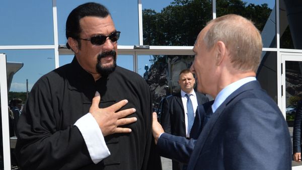 Russian President Vladimir Putin (R) speaks with US action movie actor Steven Seagal (L) at the Russia's first ever Eastern Economic Forum (EEF) in Vladivostok on September 4, 2015 - Sputnik International
