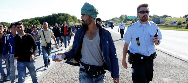 Migrants walk north on the highway in Southern Denmark, Wednesday, Sept. 9, 2015 - Sputnik International