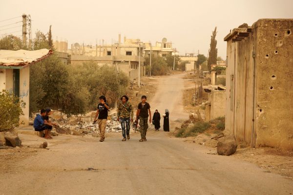 Free Syrian Army fighters walk with their weapons in the Daraa countryside September 9, 2015 - Sputnik International