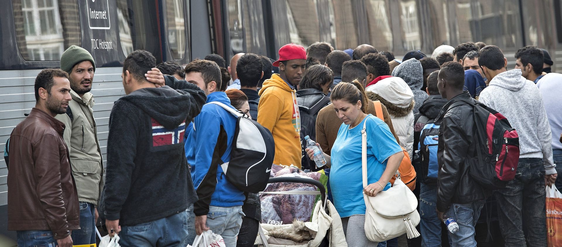 Migrants, mainly from Syria, prepare to board a train headed for Sweden, at Padborg station in southern Denmark September 10, 2015 Migrants, mainly from Syria, prepare to board a train headed for Sweden, at Padborg station in southern Denmark September 10, 2015 - Sputnik International, 1920, 12.09.2019