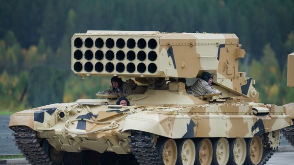 Heavy flamethrower system TOS-1A Solntsepyok during demonstration firing conducted at the 10th Russia Arms Expo international exhibition's opening - Sputnik International