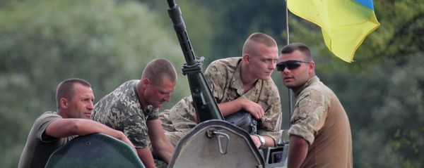 Ukrainian soldiers atop an APC watch training exercises under the supervision of British instructors on the military base outside Zhitomir, Ukraine, Tuesday, Aug. 11, 2015 - Sputnik International