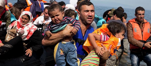 Syrian refugees arrive aboard a dinghy after crossing from Turkey to the island of Lesbos, Greece, Thursday, Sept. 10, 2015. The US is making plans to accept 10,000 Syrian refugees in the coming budget year - Sputnik International
