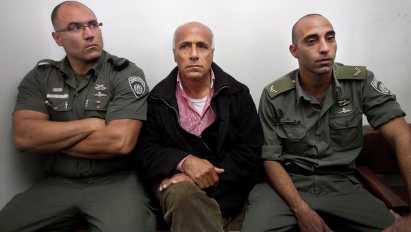 Israeli nuclear whistleblower Mordechai Vanunu, center, sits between two prison guards as he waits in a courtroom before a hearing in Jerusalem in 2009. Israeli nuclear whistleblower Mordechai Vanunu, center, sits between two prison guards as he waits in a courtroom before a hearing in Jerusalem in 2009. - Sputnik International