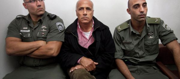 Israeli nuclear whistleblower Mordechai Vanunu, center, sits between two prison guards as he waits in a courtroom before a hearing in Jerusalem in 2009. Israeli nuclear whistleblower Mordechai Vanunu, center, sits between two prison guards as he waits in a courtroom before a hearing in Jerusalem in 2009. - Sputnik International