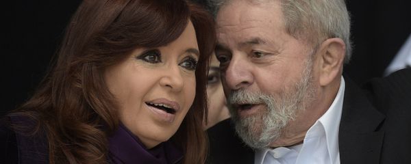 Argentine President Cristina Fernandez de Kirchner (L) listens to Brazilian former President (2003-2011) Luiz Inacio Lula da Silva as Buenos Aires governor and Argentine presidential candidate for the ruling Front For Victory (FPV) party Daniel Scioli (not in frame) delivers a speech in Buenos Aires outskirts on September 9, 2015 - Sputnik International
