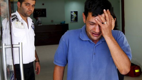 Abdullah Kurdi, father of three-year old Aylan Kurdi, cries as he leaves a morgue in Mugla, Turkey, September 3, 2015 - Sputnik International