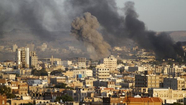 Smoke billows from a Houthi-controlled military base after a Saudi-led air strike hit its weapons depots in Yemen's capital Sanaa September 12, 2015 Smoke billows from a Houthi-controlled military base after a Saudi-led air strike hit its weapons depots in Yemen's capital Sanaa September 12, 2015 - Sputnik International