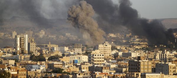 Smoke billows from a Houthi-controlled military base after a Saudi-led air strike hit its weapons depots in Yemen's capital Sanaa September 12, 2015 - Sputnik International
