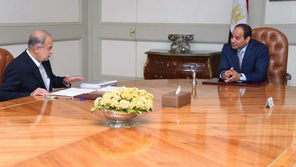 President Abdel-Fattah El-Sisi Meeting with the Petroleum Minister to follow up the Petroleum Sector plans 25-7-2015 - Sputnik International