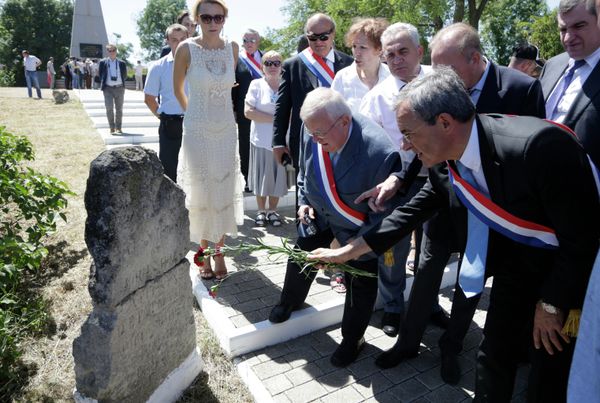 Thierry Mariani (right foreground), Member of the National Assembly and Co-Chair of the Association Dialogue Franco-Russe, with the delegation of French MPs laying flowers at the memorial at the French military cemetery in Sevastopol, July 2015. Thierry Mariani (right foreground), Member of the National Assembly and Co-Chair of the Association Dialogue Franco-Russe, with the delegation of French MPs laying flowers at the memorial at the French military cemetery in Sevastopol, July 2015. - Sputnik International