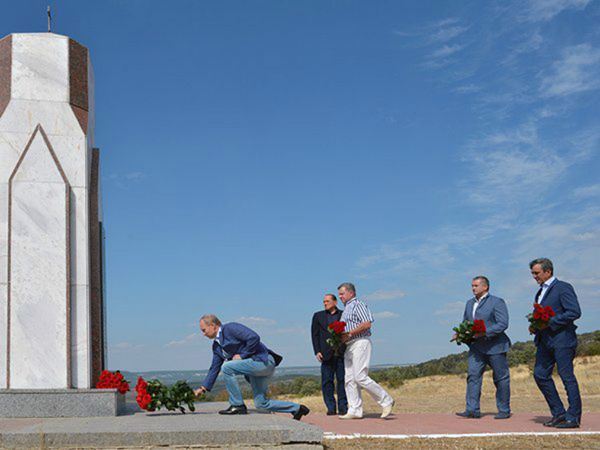 President Vladimir Putin laying flowers to the memorial dedicated to the Sardinian soldiers who fell in the Crimean War, near Mount Gasfort, visiting with former Prime Minister Silvio Berlusconi, second right. President Vladimir Putin laying flowers to the memorial dedicated to the Sardinian soldiers who fell in the Crimean War, near Mount Gasfort, visiting with former Prime Minister Silvio Berlusconi, second right. - Sputnik International