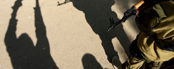 A photographer takes a picture of an armed man in military fatigues standing guard outside the security service (SBU) regional building in the eastern Ukrainian city of Slavyansk on April 23, 2014 - Sputnik International