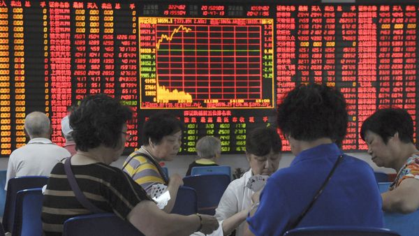 Investors play cards in front of an electronic board showing stock information at a brokerage house in Shanghai, China, September 9, 2015 Investors play cards in front of an electronic board showing stock information at a brokerage house in Shanghai, China, September 9, 2015 - Sputnik International