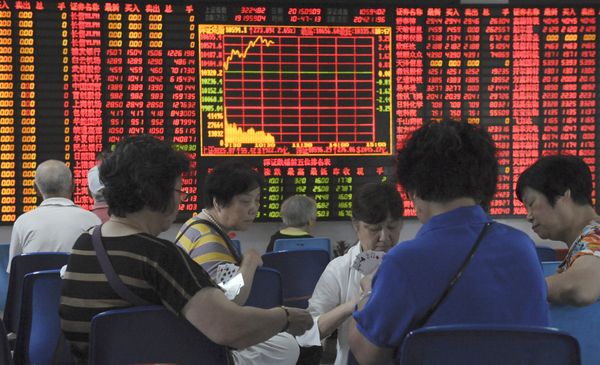 Investors play cards in front of an electronic board showing stock information at a brokerage house in Shanghai, China, September 9, 2015 Investors play cards in front of an electronic board showing stock information at a brokerage house in Shanghai, China, September 9, 2015 - Sputnik International