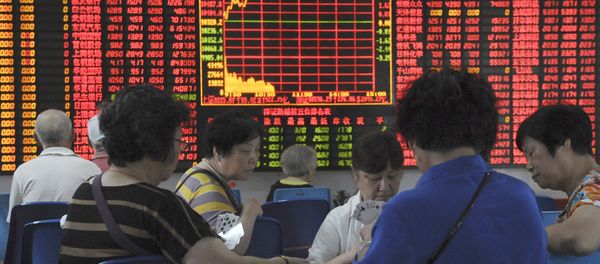 Investors play cards in front of an electronic board showing stock information at a brokerage house in Shanghai, China, September 9, 2015 Investors play cards in front of an electronic board showing stock information at a brokerage house in Shanghai, China, September 9, 2015 - Sputnik International