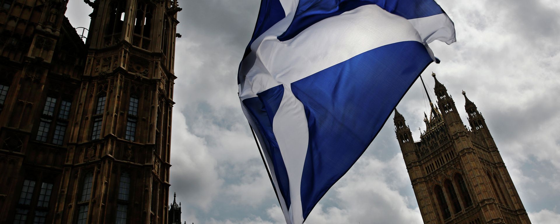 A member of public flies a giant Scottish Saltire flag outside the Houses of Parliament shortly before Scotland First Minister Nicola Sturgeon posed with newly-elected Scottish National Party (SNP) MPs during a photocall in London on May 11, 2015 A member of public flies a giant Scottish Saltire flag outside the Houses of Parliament shortly before Scotland First Minister Nicola Sturgeon posed with newly-elected Scottish National Party (SNP) MPs during a photocall in London on May 11, 2015 - Sputnik International, 1920, 30.11.2020