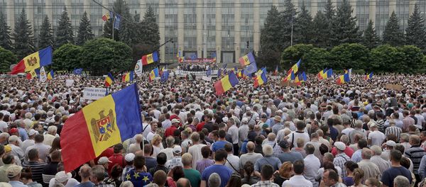 Protesters carry Moldova's national flags during an anti-government rally, organised by the civic platform Dignity and Truth (DA), in central Chisinau, Moldova, September 6, 2015 - Sputnik International