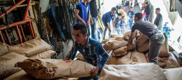 Unloading Russian EMERCOM plane with humanitarian aid which arrived to Latakia Airport in Syria - Sputnik International