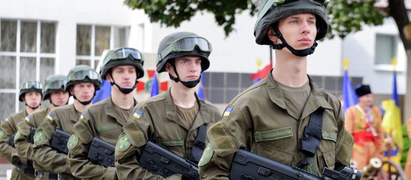 Servicemen of the Ukrainian National Guard stand at attention during a ceremony of oath at the Academy of the National Guard in Kharkiv, on May 16, 2015 Servicemen of the Ukrainian National Guard stand at attention during a ceremony of oath at the Academy of the National Guard in Kharkiv, on May 16, 2015 - Sputnik International