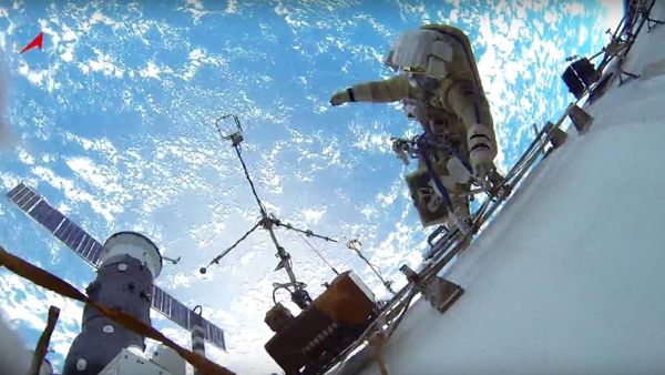 Extravehicular activity of Gennady Padalkaand Mikhail Korniyenko - Sputnik International