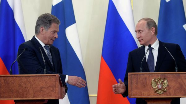 Russian President Vladimir Putin, right, and Finnish President Sauli Niinisto greet each other at a joint news conference in the Novo-Ogaryovo residence outside Moscow, Russia, Tuesday, June 16, 2015 - Sputnik International