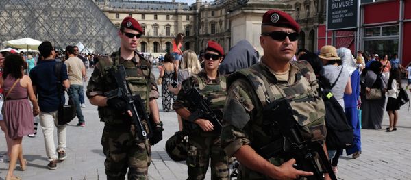French troops patrol outside the Louvre Museum in Paris on August 5, 2015 - Sputnik International