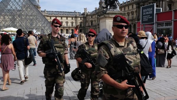 French troops patrol outside the Louvre Museum in Paris on August 5, 2015 French troops patrol outside the Louvre Museum in Paris on August 5, 2015 - Sputnik International