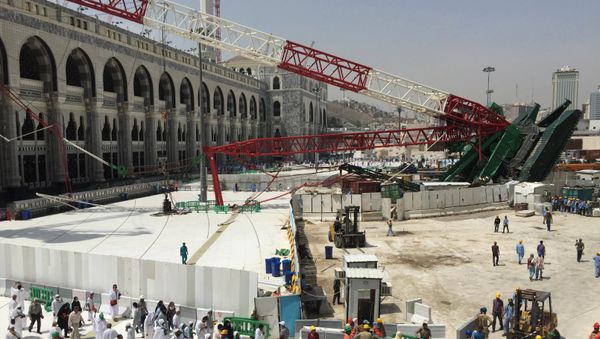 Muslim pilgrims walk near a construction crane which crashed in the Grand Mosque in the Muslim holy city of Mecca, Saudi Arabia September 12, 2015 Muslim pilgrims walk near a construction crane which crashed in the Grand Mosque in the Muslim holy city of Mecca, Saudi Arabia September 12, 2015 - Sputnik International