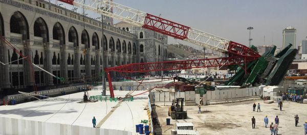 Muslim pilgrims walk near a construction crane which crashed in the Grand Mosque in the Muslim holy city of Mecca, Saudi Arabia September 12, 2015 Muslim pilgrims walk near a construction crane which crashed in the Grand Mosque in the Muslim holy city of Mecca, Saudi Arabia September 12, 2015 - Sputnik International