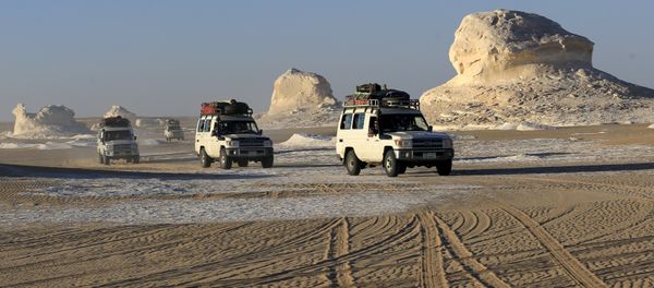 Four-wheel drive cars cross the sand dunes in the Egyptian western desert and the Bahariya Oasis, southwest of Cairo in picture taken May 15, 2015. Egyptian security forces killed 12 Mexicans and Egyptians and injured 10 by accident on Monday, mistaking a tourist convoy for militants they were chasing in the country's western desert, the ministry of interior said - Sputnik International