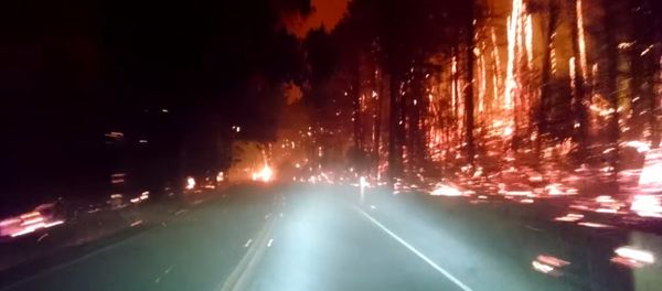 Heading toward Middletown on through Valley Fire - Sputnik International